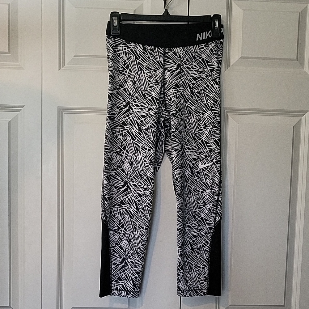 Nike Pro Monochrome Black & White Pattern Capri Leggings Women Size Medium